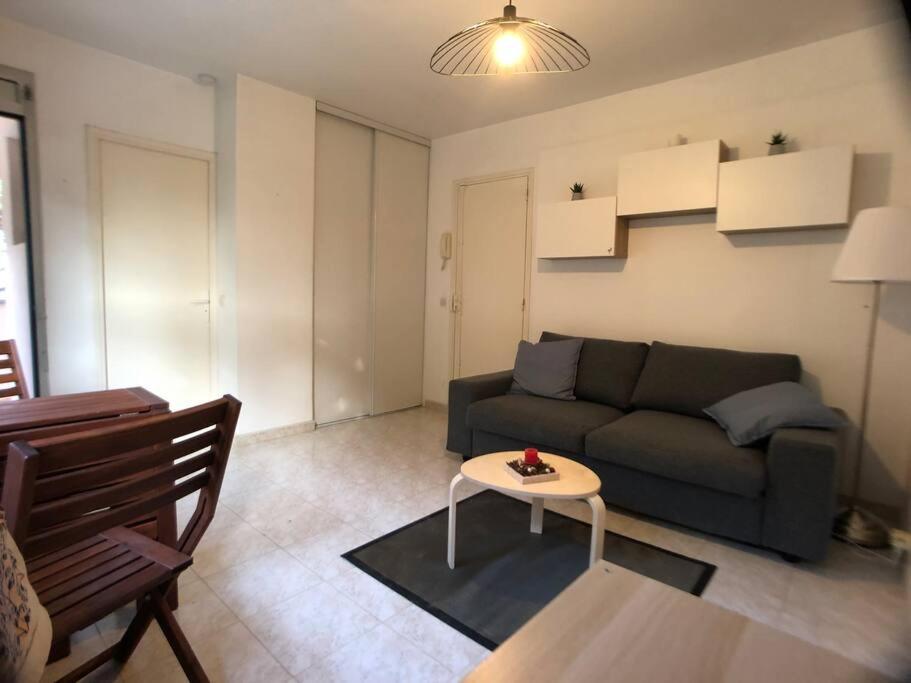 Appartement Studio Hyères Port - résidence fermée avec piscine Rue de l'Hippodrome 83400 Hyères