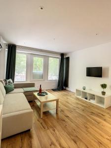 STUDIO HYPER CENTRE GARE VIEIL ANTIBES MER 2PERS