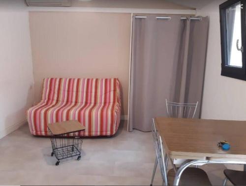 Studio indépendant au centre du village