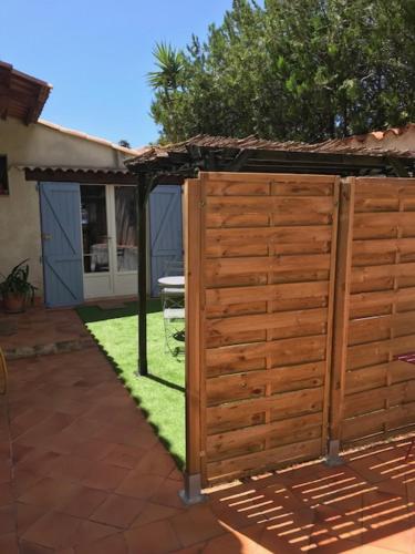 Studio indépendant près cap canaille avec terrasse