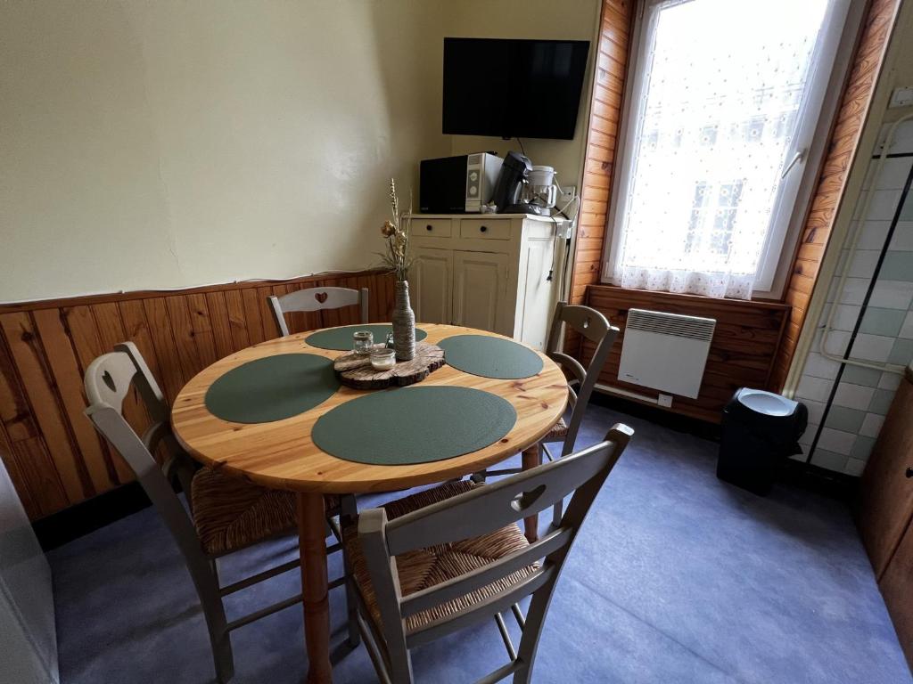 Studio La Bourboule, 1 pièce, 2 personnes - FR-1-667-42 51 Avenue d'Italie, 63150 La Bourboule