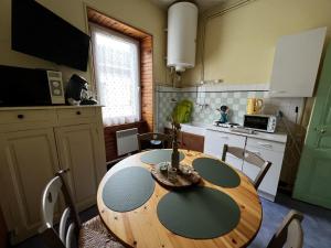Studio La Bourboule, 1 pièce, 2 personnes - FR-1-667-42