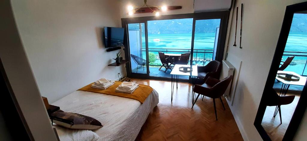 Studio Le 119, Aix les bains - Grand port - Vue Lac splendide Studio 119, 8ème étage 2 Boulevard Robert Barrier, 73100 Aix-les-Bains