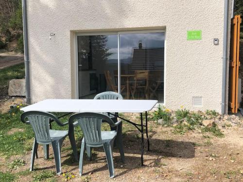 STUDIO LE PETIT MÉZENC AU CALME
