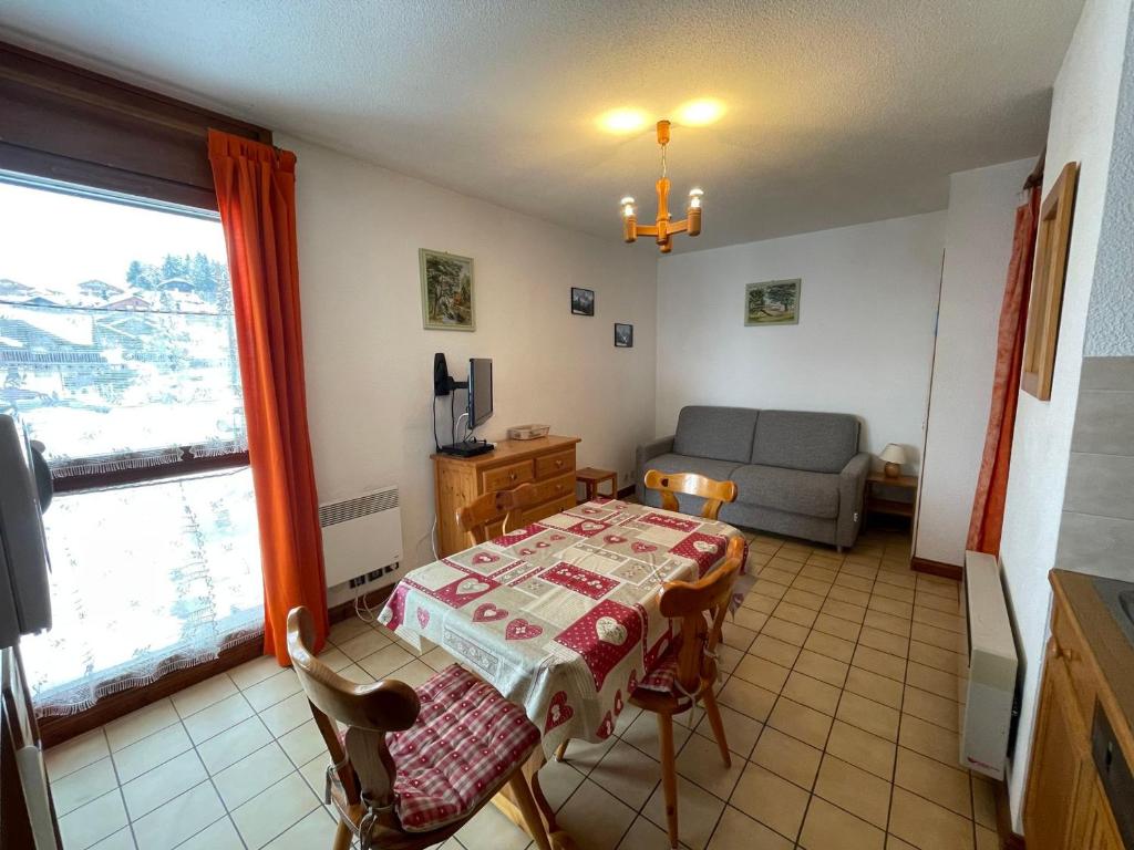 Appartement Studio Les Carroz d'Arâches, 1 pièce, 4 personnes - FR-1-572-108 595 route de la télécabine 74300 Arâches-la-Frasse