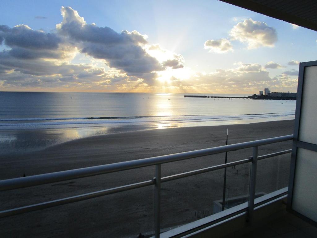 Appartement Studio Les Sables-d'Olonne, 1 pièce, 2 personnes - FR-1-197-242 39,  Promenade Clemenceau - RÃ©s.'La Brise' - 6Eme Ãtage Face Ascenseur - 85100 Les Sables dʼOlonne