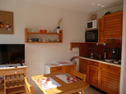 Studio LUMINEUX avec belle TERRASSE sur ESPACES VERTS, 100m PLAGE