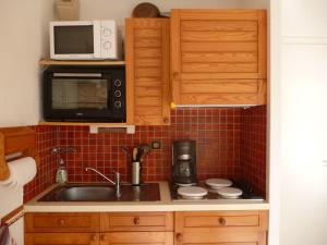 Studio LUMINEUX avec belle TERRASSE sur ESPACES VERTS, 100m PLAGE