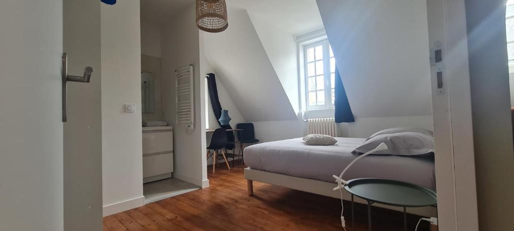 Studio lumineux idéalement situé (golf et plage).