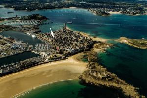 Studio lumineux Intra-muros à 2 pas de la plage.