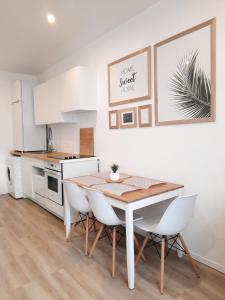 Studio lumineux propre et chaleureux