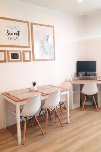 Studio lumineux propre et chaleureux
