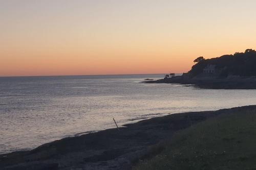 Studio lumineux sur balcon avec vue mer et plage