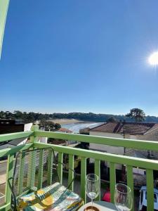 Studio lumineux sur balcon avec vue mer et plage