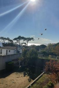 Studio lumineux sur balcon avec vue mer et plage