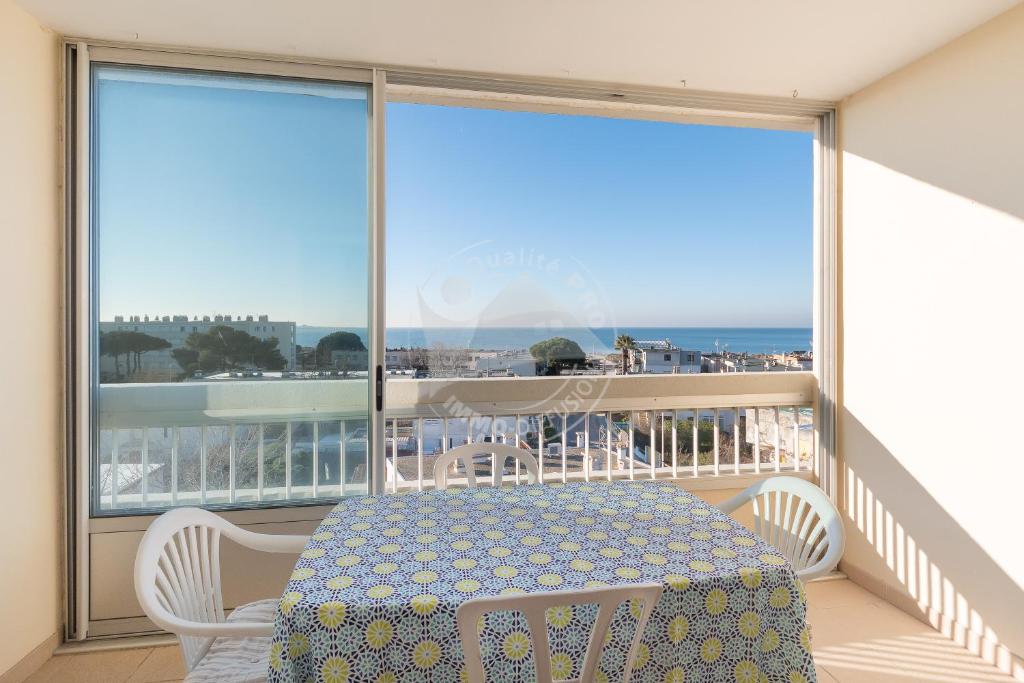 Studio lumineux sur balcon avec vue mer et plage