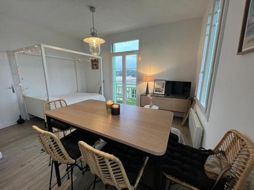 Studio lumineux sur balcon avec vue mer et plage