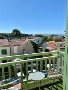 Studio lumineux sur balcon avec vue mer et plage