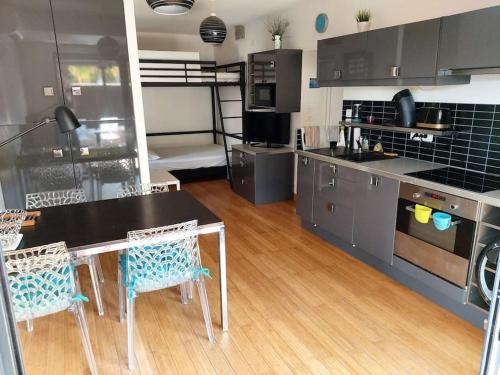 STUDIO LUXE 600M PLAGE AVEC SPA POUR 4 PERS