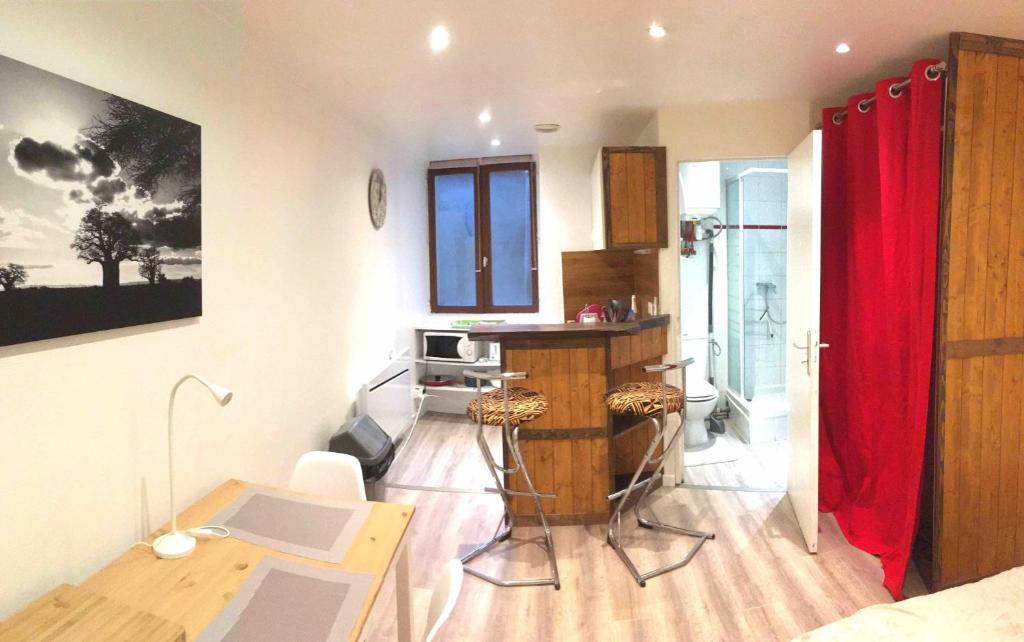 Appartement Studio MAKATI 2e étage 23 Rue d'Italie 73000 Chambéry