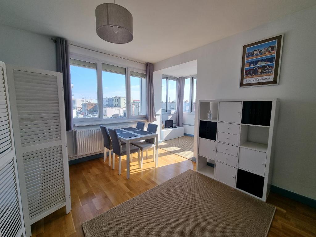 Studio Malouin - Sur la digue de Malo les Bains avec vue sur mer 29 Rue du Kursaal, 59240 Malo-les-Bains