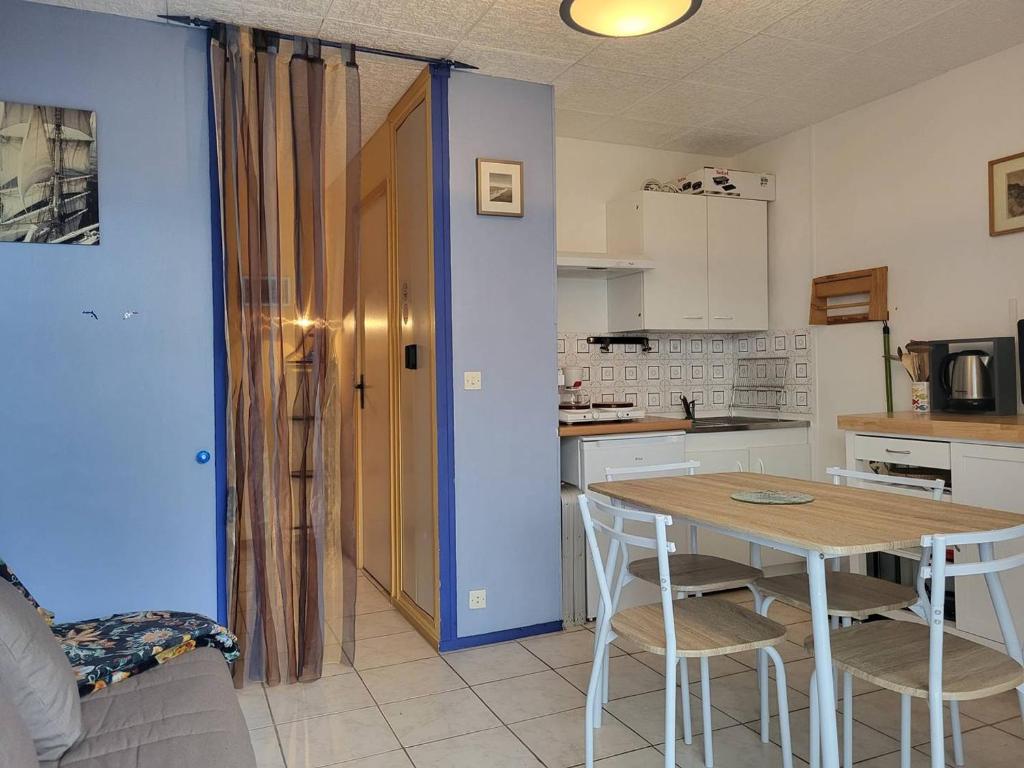 Studio Merville-Franceville-Plage, 1 pièce, 2 personnes - FR-1-465-86 Résidence Cote Fleurie 3 - Bat 8 avenue des jardins de la côte Fleurie, 14810 Merville-Franceville-Plage