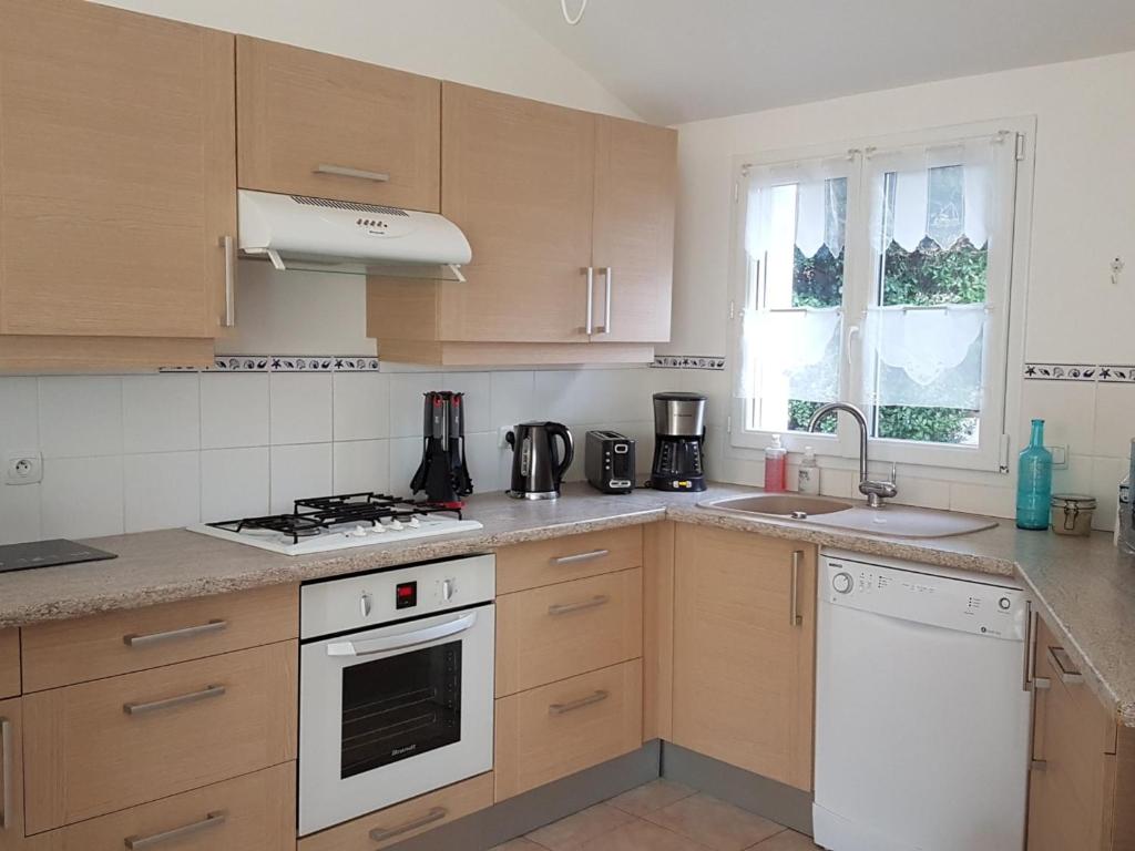 STUDIO MEUBLE 30 M2 LA LONDE LES MAURES , 900 M DES PLAGES 83250 La Londe-les-Maures