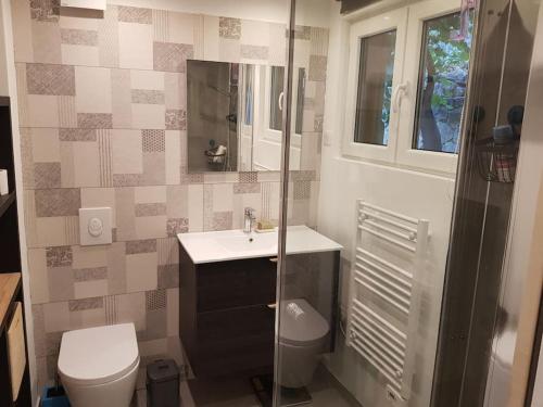 Studio meublé avec terrasse jardin - vue mer