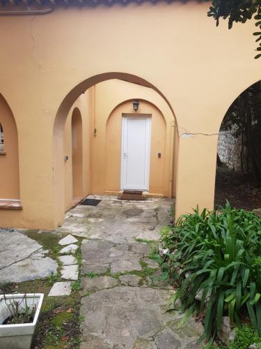 Studio meublé avec terrasse jardin - vue mer