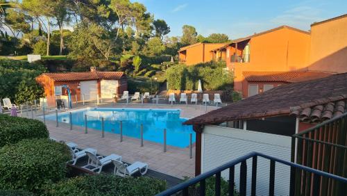 Studio meublé en face du golf côté piscine