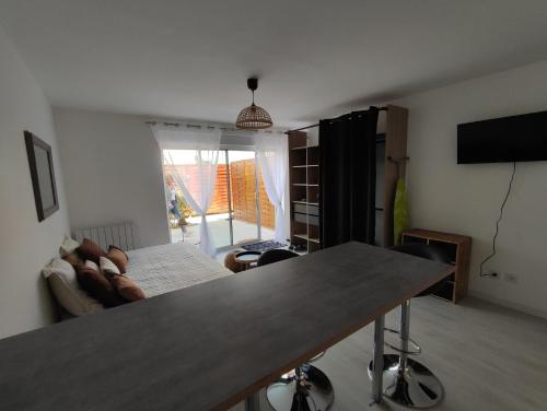 Studio meublé équipé avec terrasse privative