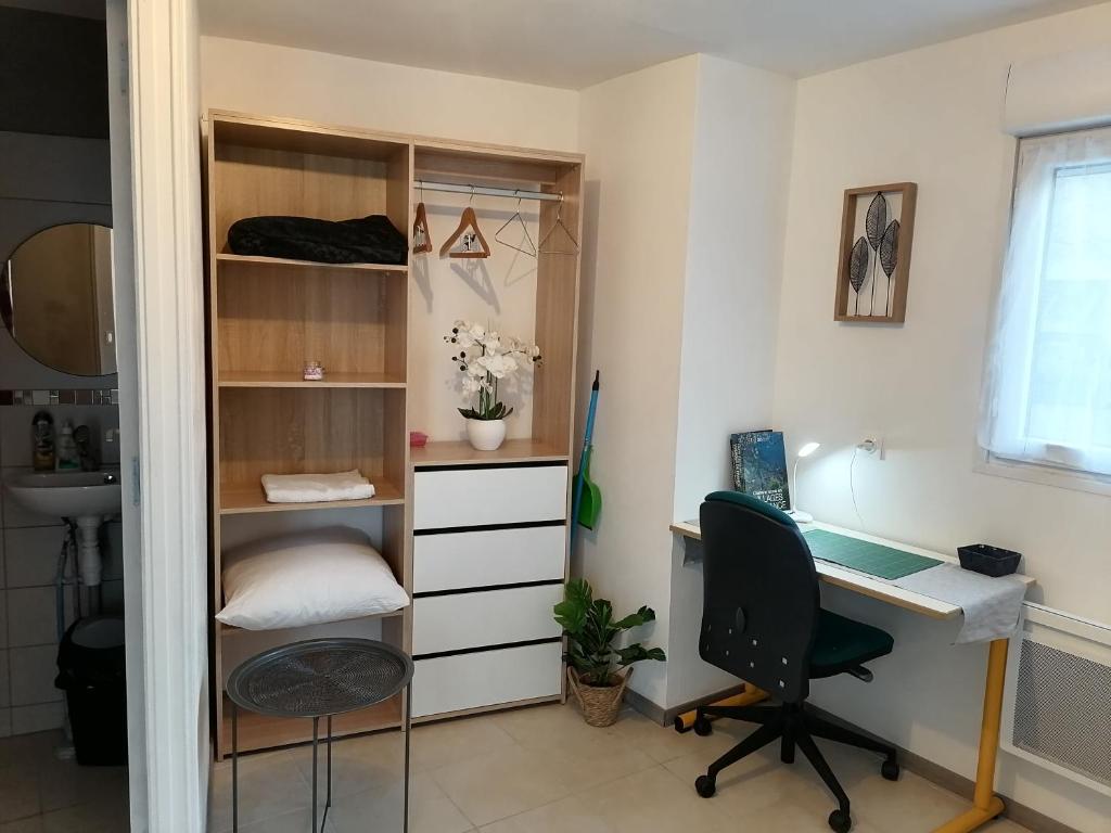 Studio meublée avec sanitaires douche kitchenette 48 Rue Henri Hamelin, 49000 Angers
