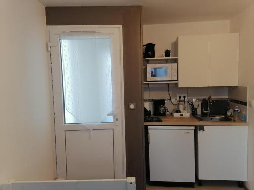 Studio meublée avec sanitaires douche kitchenette