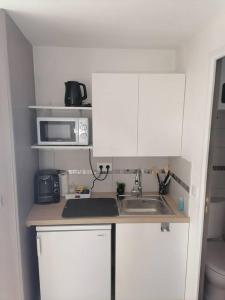 Studio meublée avec sanitaires douche kitchenette
