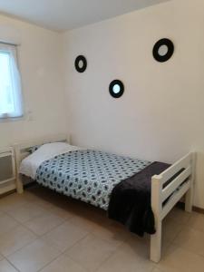 Studio meublée avec sanitaires douche kitchenette