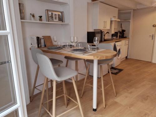 Studio mezzanine hyper centre, au pied du castillet
