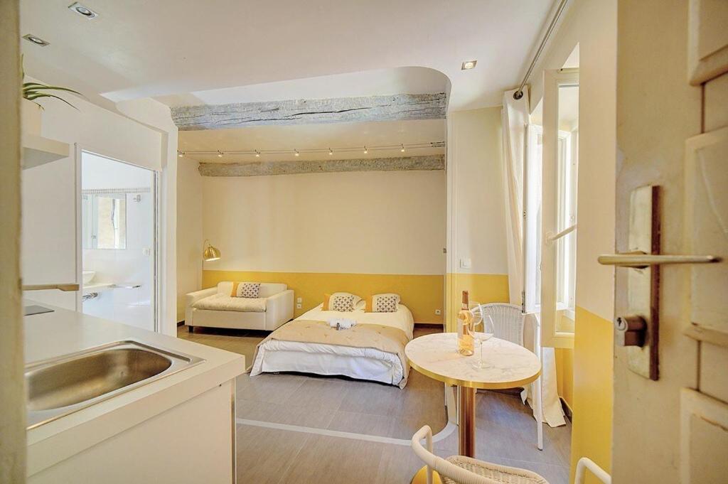 STUDIO MODERNE CENTRE HISTORIQUE DE CANNES VIEUX PORT-BAS SUQUET l- A0B65 3 Rue Saint-Antoine, 06400 Cannes