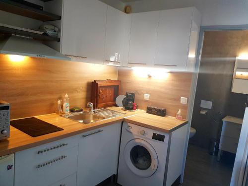 Studio moderne classe 2 dans marina proche mer et etang - lit wifi fibre et parking privé