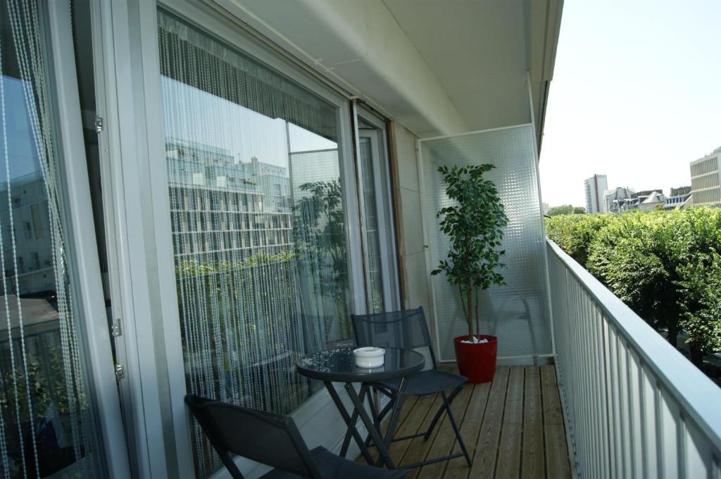 Appartement Studio Morgane-balcon couvert-wifi-près centre-linge et ménage 23F boulevard de la Paix 51100 Reims