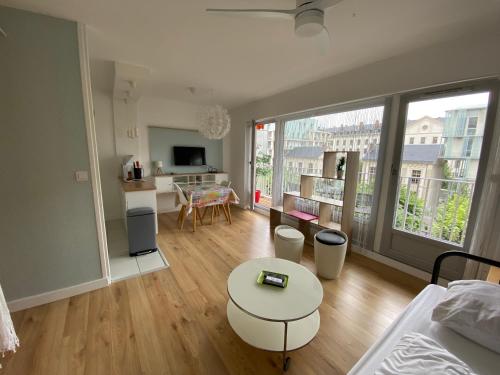 Studio Morgane-balcon couvert-wifi-près centre-linge et ménage