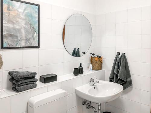 Studio near Altstadt /w Workspace, Feng-Shui & Art