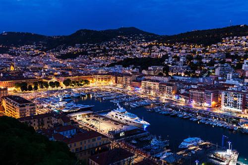Studio neuf 25 m2, terrasse 35 m2 proche port Nice, Centre ville