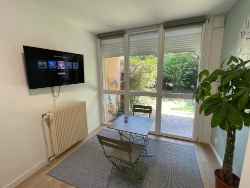 Studio Neuf avec JARDIN, à 550m de la Gare (RER A)