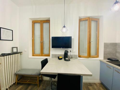 Studio neuf bien placé, jardin et parking gratuit
