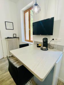 Studio neuf bien placé, jardin et parking gratuit
