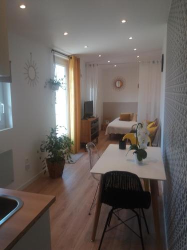 Studio neuf dans propriété au bord de la mer