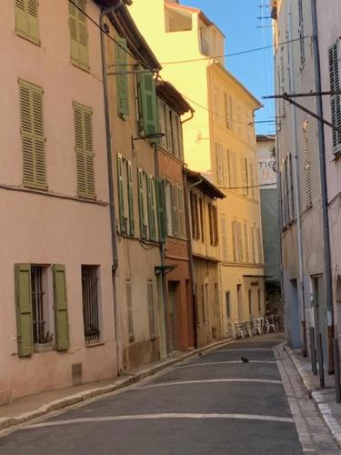 STUDIO NEUF ET CHARMANT VIEIL ANTIBES