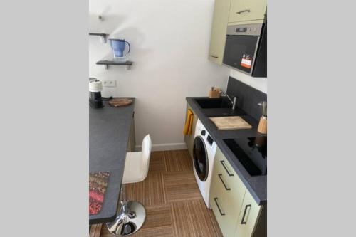 STUDIO NEUF ET PROCHE DES PLAGES DE JUAN LES PINS