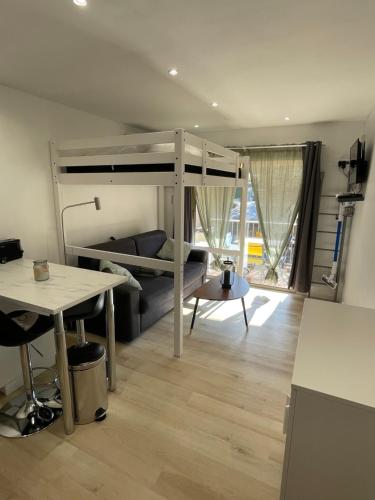 Studio neuf piscine et proche plage