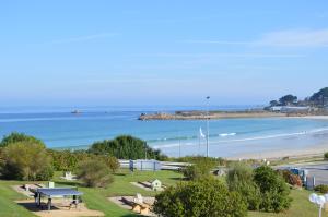 Studio piscine et vue mer